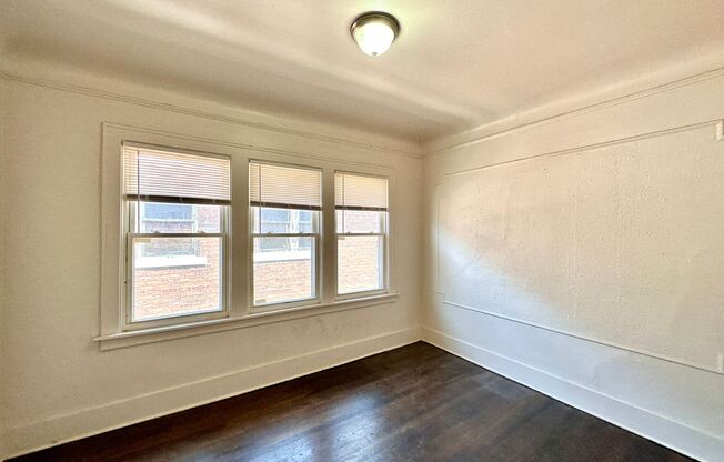 4 beds, 1 bath, $1,000, Unit 3279 Calvert St - Upper