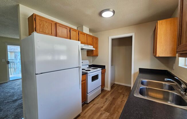 2 beds, 1 bath, 800 sqft, $1,595, Unit 2410-4