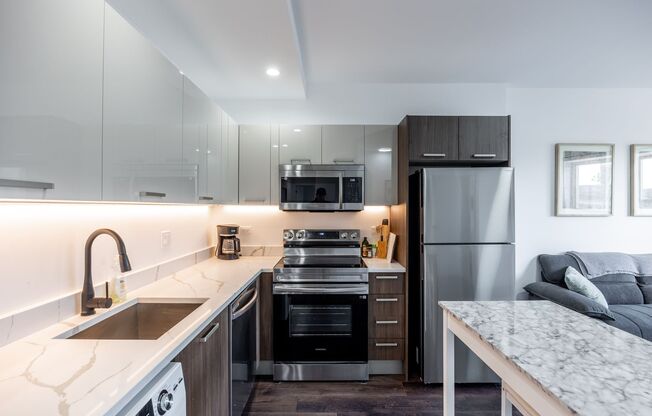 2 beds, 1 bath, $3,000, Unit 1555 - 404