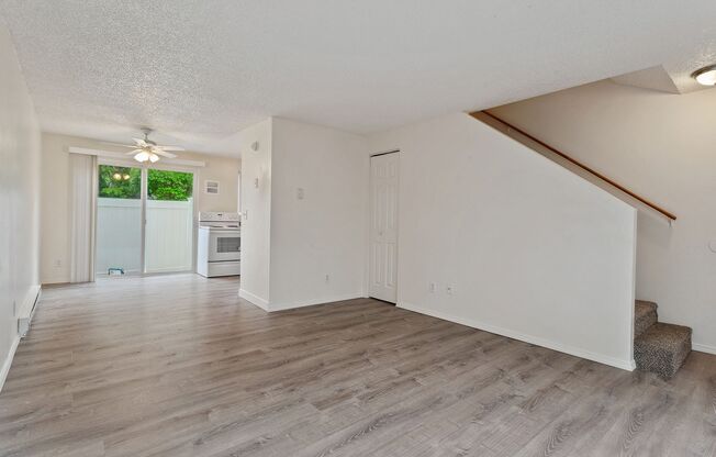 2 beds, 1 bath, 742 sqft, $1,595, Unit 29