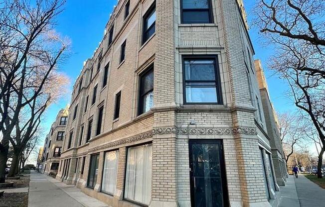 1239 W CHASE