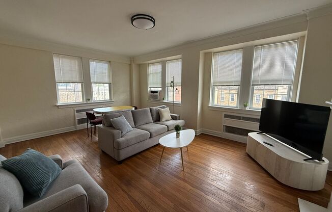 2 beds, 2 baths, 1,303 sqft, $3,000, Unit New King Edward  402