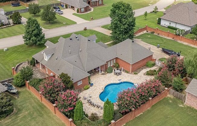 4 Bedroom, 4 Bathroom Home that includes Backyard Pool