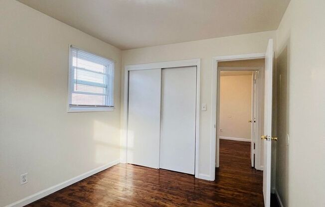 2 beds, 1 bath, $1,200, Unit 4722-37-03