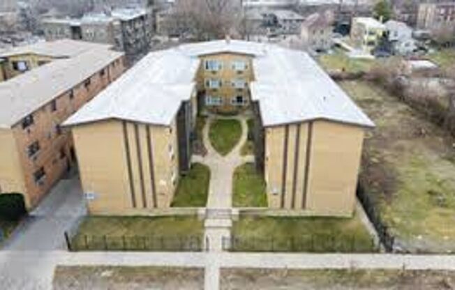 7818-7820 South Shore Drive