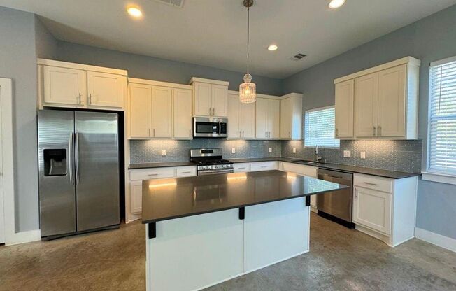 Great, modern 2 bedroom 2.5 bath available in South Austin!