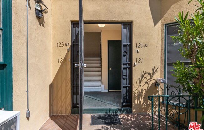 121 N SWEETZER AVE