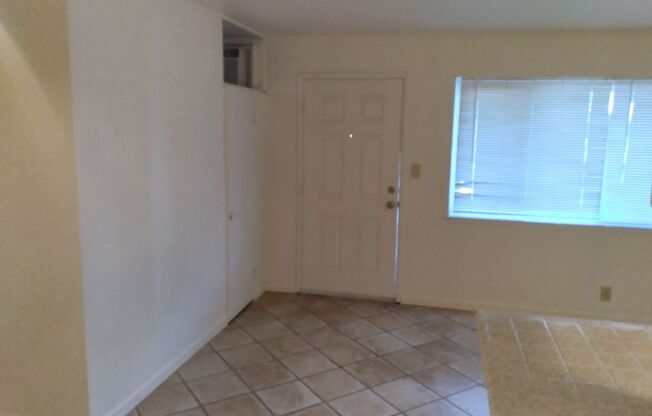 SUPER NICE UPPER REMODELED*1BD*1BA*HWFLS*AC*CEILING FAN*PARKING*IN THE HEART OF WEST SACRAMENTO