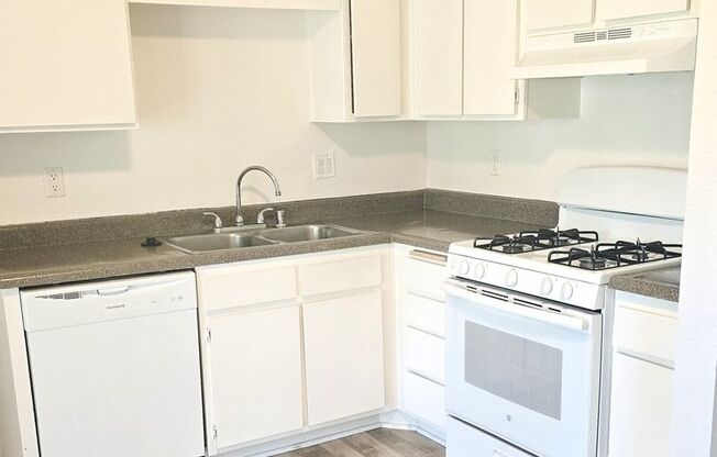 2 beds, 1 bath, 855 sqft, $1,805