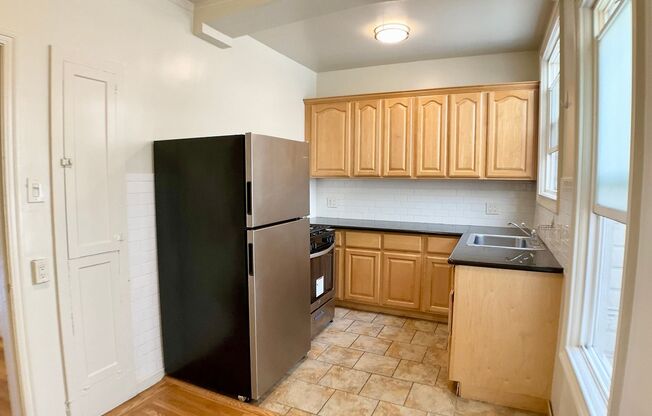 1BR/1BA. Bay Windows, Laundry On-Site. GARAGE PARKING AVAILABLE