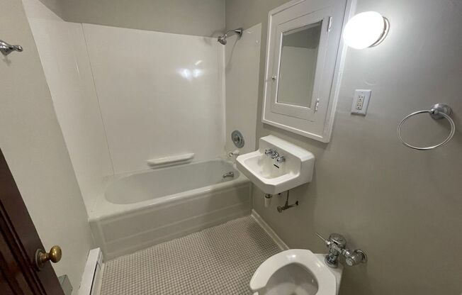 Studio, 1 bath, $700, Unit Unit 4