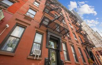 324 E 61 ST 2 ROW