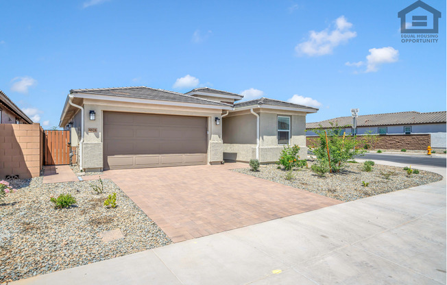 4Bed/3Bath House at Thomas Rd/99th Ave! Ready for Immediate Move-In! -- Mother-In-Law Suite W/Private Entrance!