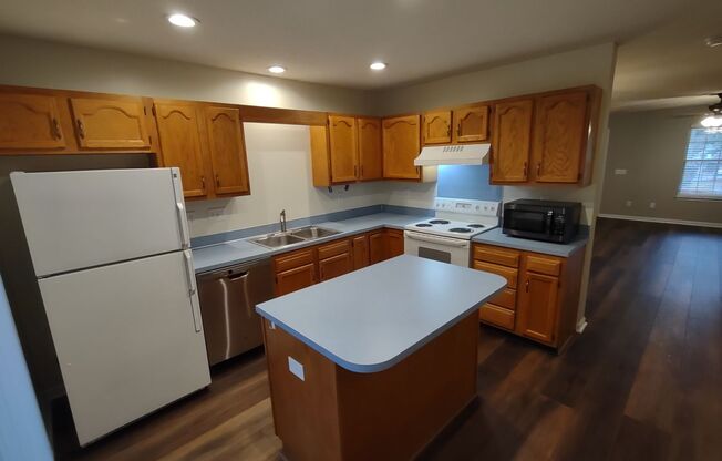 Beautiful Townhome located in the Prescott Village Complex !