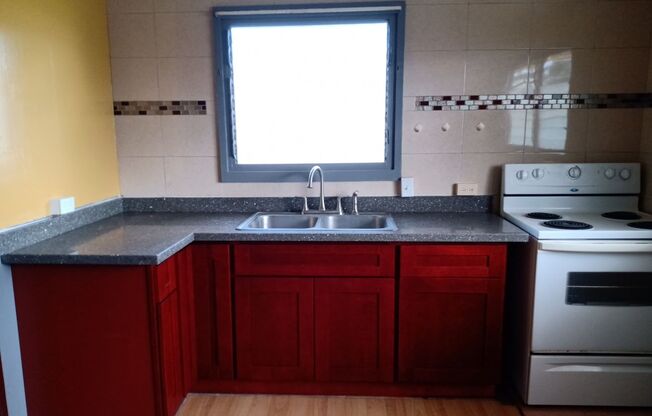 Upstairs duplex unit in Waipio! Convenient location!