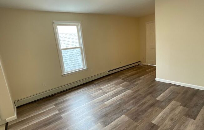 3 beds, 1 bath, 1,050 sqft, $1,900, Unit 3rd Fl.