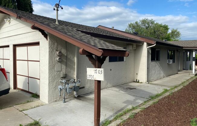 SINGLE-STORY RENTAL OPPORTUNITY! AMPLE SQUARE FOOTAGE. 2 BEDROOM/1 BATHROOM! LARGE COUNTRY KITCHEN!