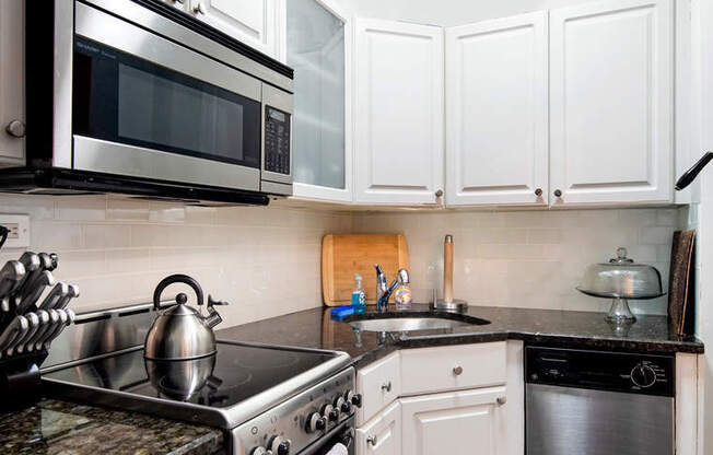 1 bed, 1 bath, 700 sqft, $4,300, Unit 6D