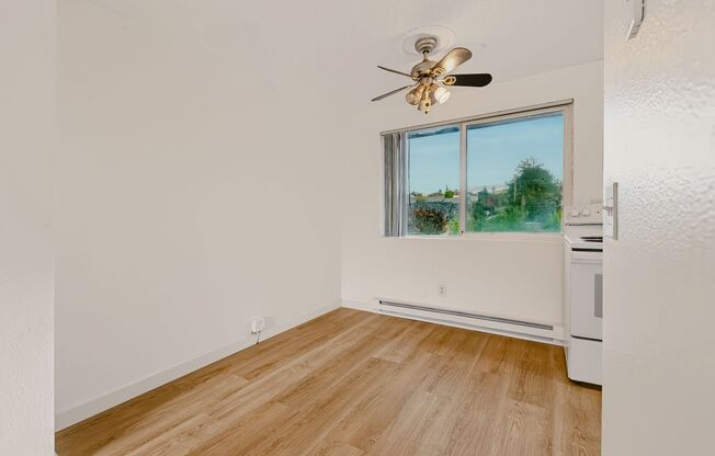 3 beds, 1 bath, 864 sqft, $1,445, Unit 39