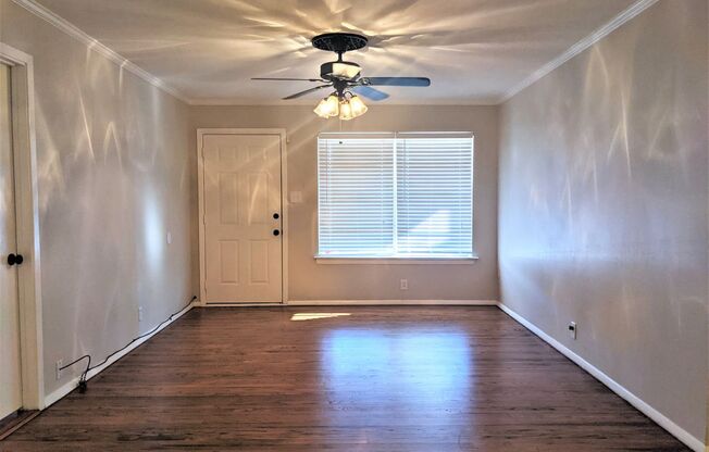 Charming 4 Bed 2 Bath located in North Denton!