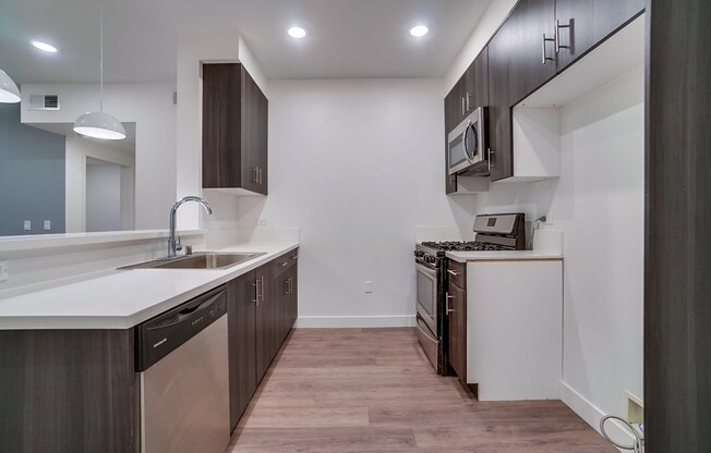 8600 Glenoaks