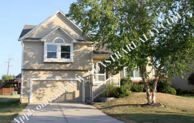 Beautiful 3 Bedroom 2 Bathroom Home in Olathe-Available NOW!!