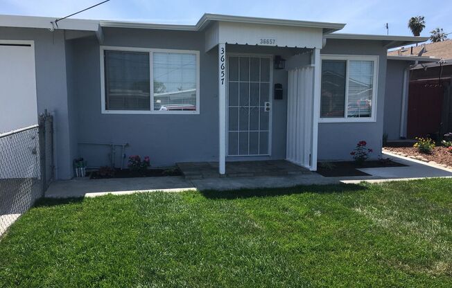 $2,790 – STUNNING 3 BEDROOM REMODELED HOME IN NEWARK