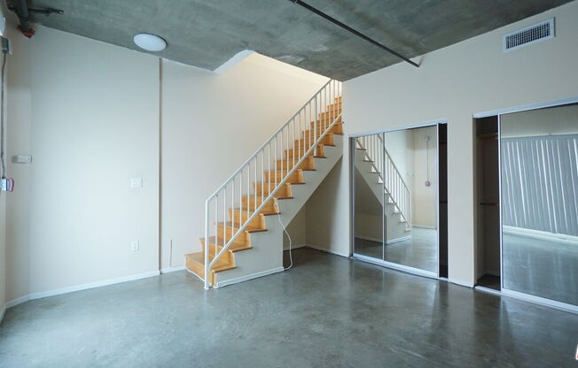 922 W 23 ST