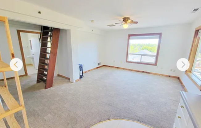 Spacious upper 3-bedroom unit with 2 full bathrooms in popular Sellwood