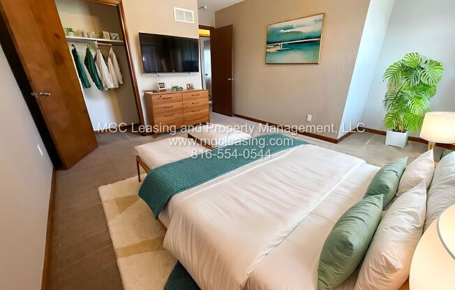 236-242 NW Woods Chapel Rd