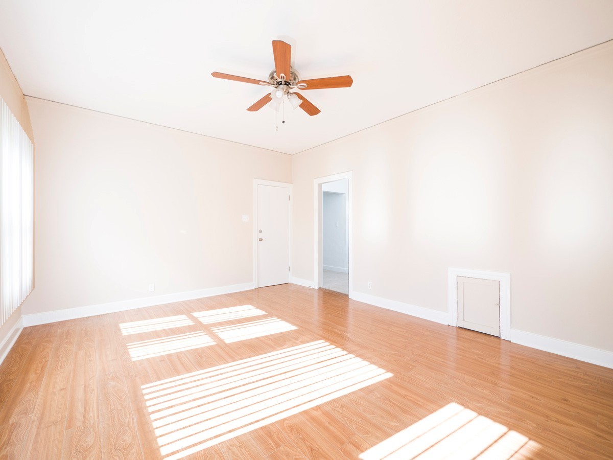 5225 De Longpre Ave