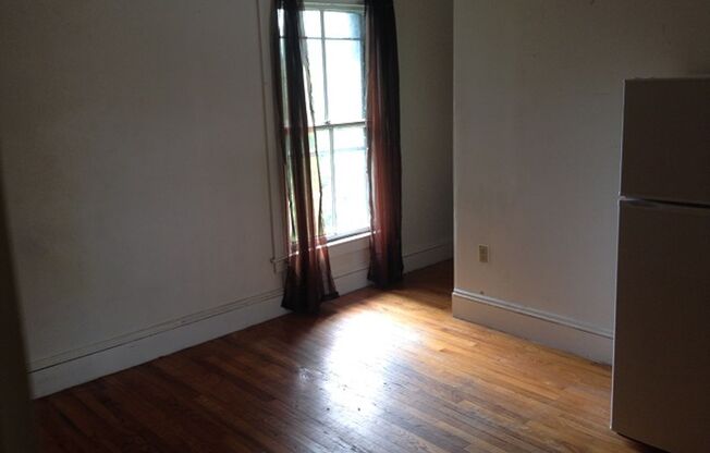 1 bed, 1 bath, $850, Unit C