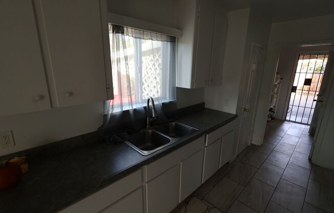 3 beds, 1 bath, $1,450, Unit #A