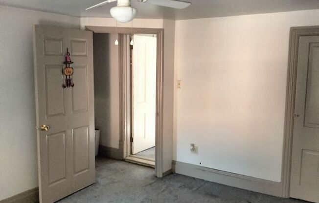 2 beds, 1 bath, $1,049, Unit 9 Jones St.