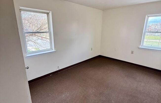 3 beds, 1 bath, 977 sqft, $1,250, Unit 800B