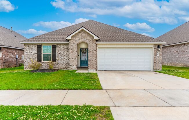 Spacious 4BR Home in Zachary – Pet Friendly with Community Pool!