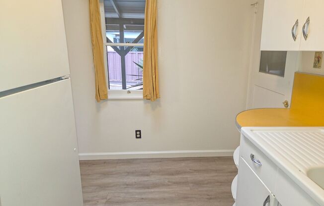 Charming Duplex Style 1 Bedroom 1 Bathroom Menlo Park Bungalow!