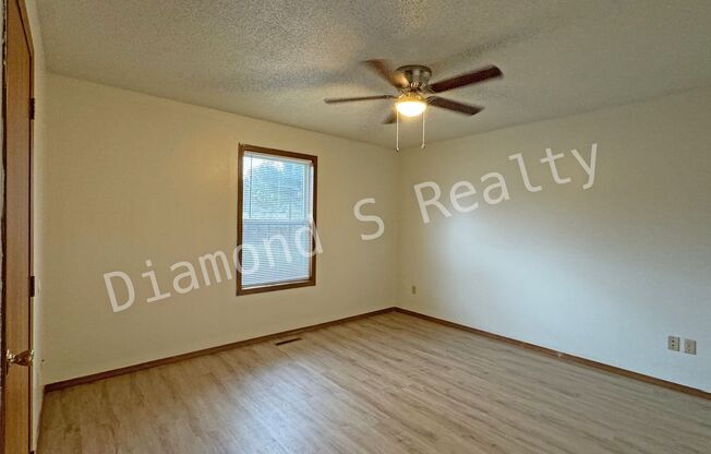 2 beds, 1 bath, 941 sqft, $899, Unit B