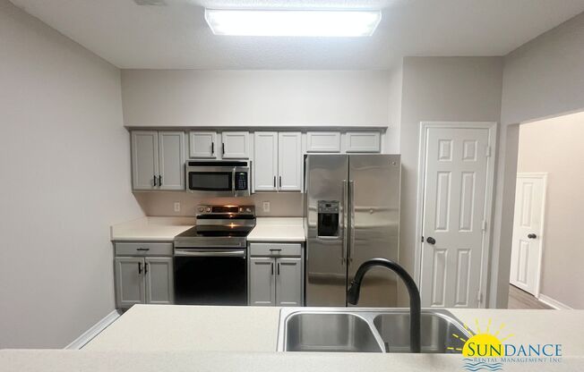 Beautiful 3 Bedroom 2-Story Unit in Navarre!