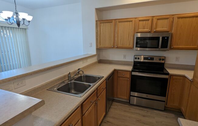 NICE 3 BDRM, 3 BATH, 2-CAR GARAGE + CLUBHOUSE AND POOL! AVAILABLE NOW!