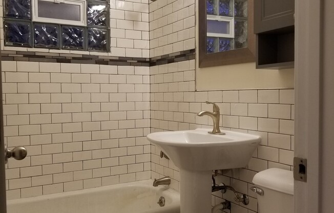Studio, 1 bath, $725, Unit 18