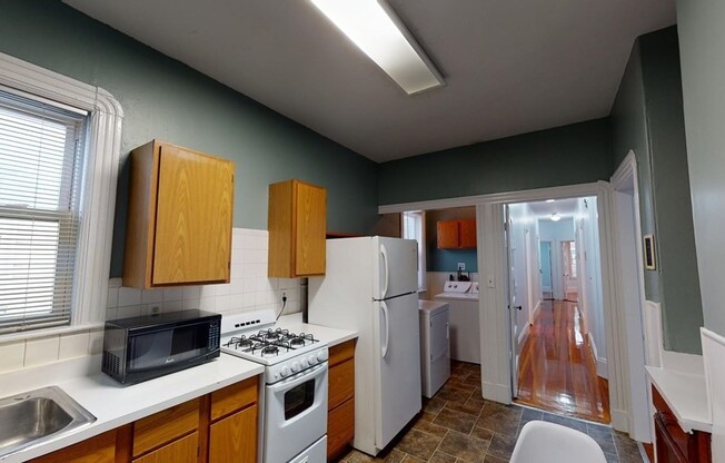 4 beds, 1 bath, $3,800, Unit 3