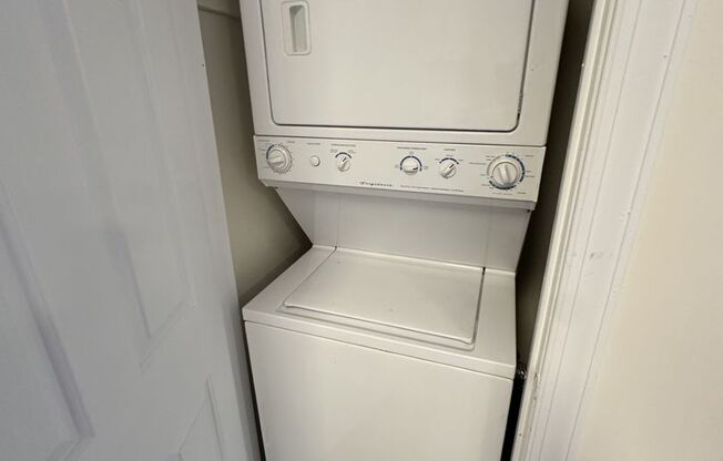 2 Bedroom 2 Bathroom Condo!