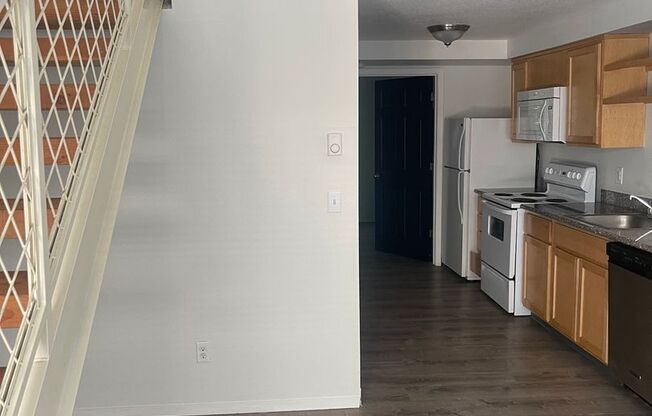 2 beds, 1 bath, 700 sqft, $1,350, Unit 201