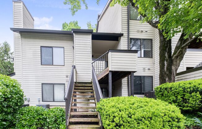 Lovely 1 BR/1 BA Loft-Style Condo in Montgomery Village!