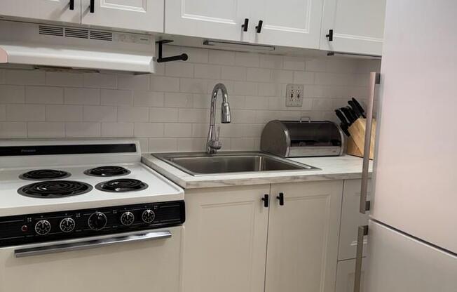 530 W 50 ST