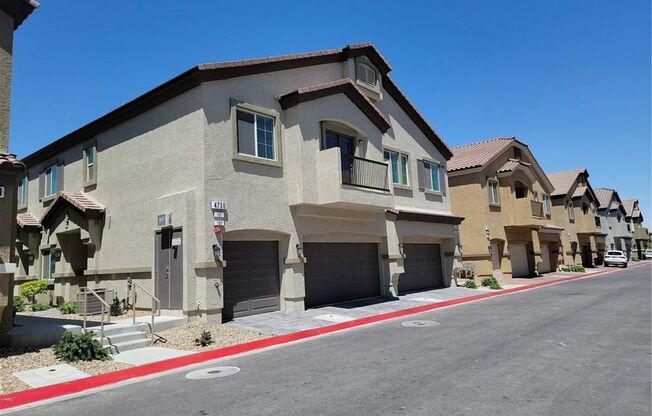 FANTASTIC TOWNHOME LOCATED IN THE GATED COMMUNITY!!