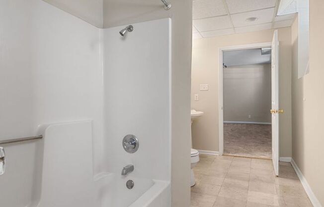 1 bed, 1 bath, 700 sqft, $775, Unit B6
