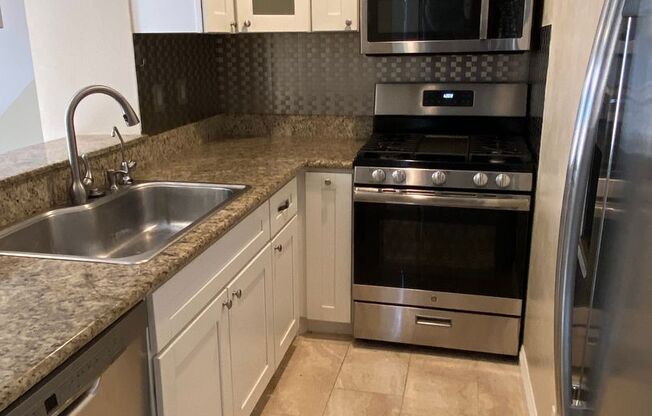 Remodeled upper 2 bed, 2 bath condo