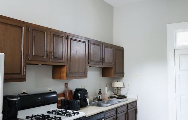 1 bed, 1 bath, $2,100, Unit 224 E Gwinnett Street Upper Unit